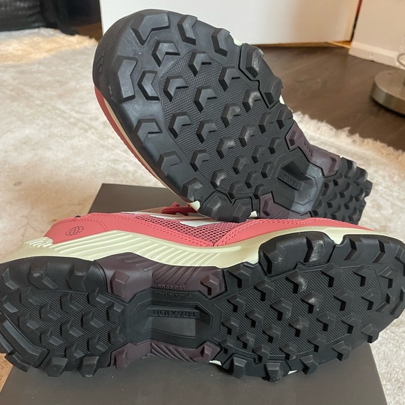 Adidas Traxion hiking sneakers, size 7 - Picture 6 of 6